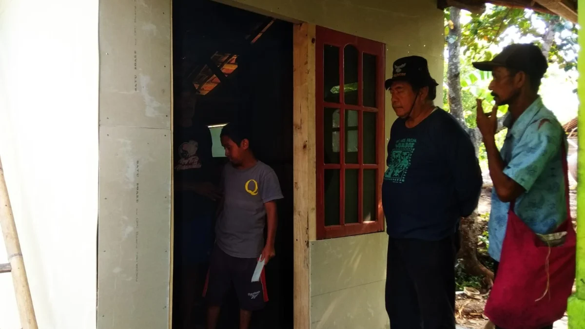 TINJAU: Ketua RW 06 Neglasari Desa Babakanasem Bambang Suryanto meninjau pembangunan rumah tuna wisma Dede Sumiati, kemarin.