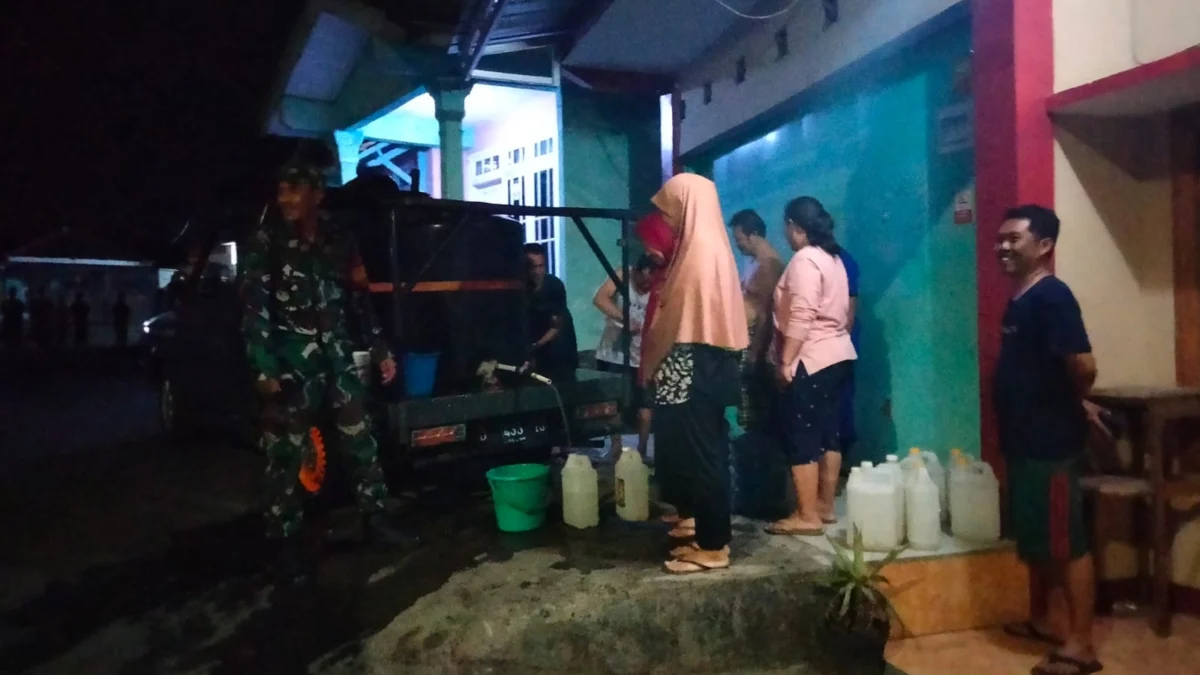 PEDULI: Bintara pembina desa (Babinsa) Koramil 1015/Cibugeul Kodim 0610/Sumedang turut mendistribusikan air bersih di wilayah Kecamatan Cibugeul, Kabupaten Sumedang, baru-baru ini.