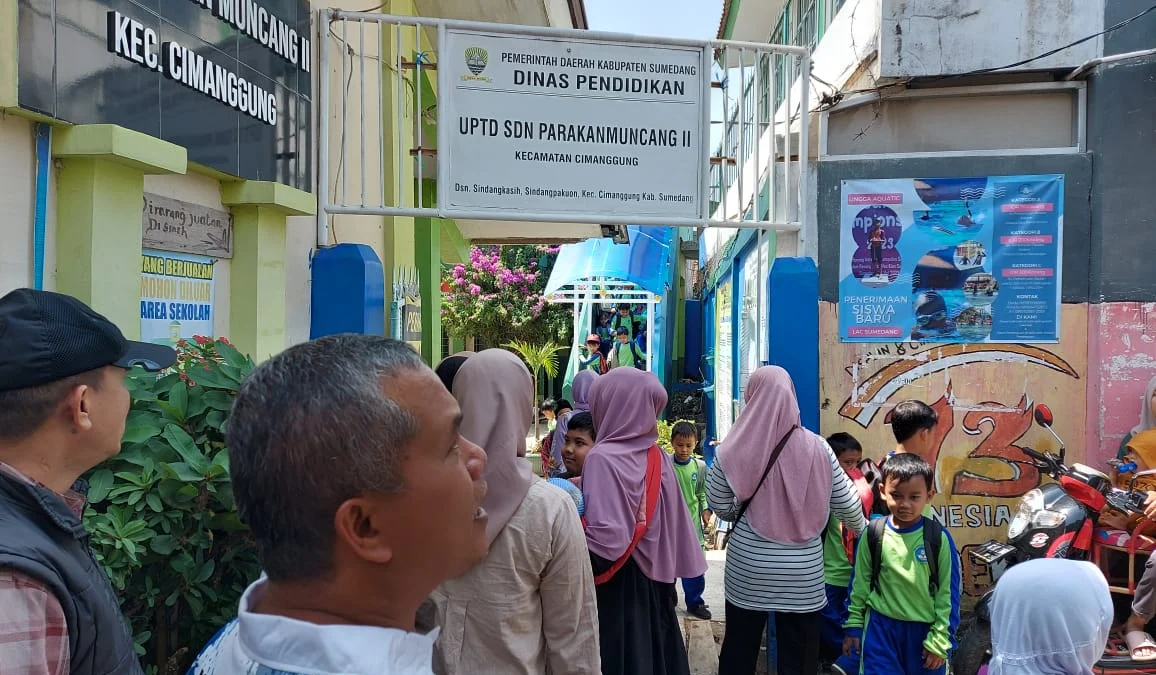 KUNJUNGI: SDN Parakanmuncang 2 di UPTD Pendidikan Kecamatan Cimanggung saat didatangi Camat Cimanggung H Agus Wahyudin, baru-baru ini.