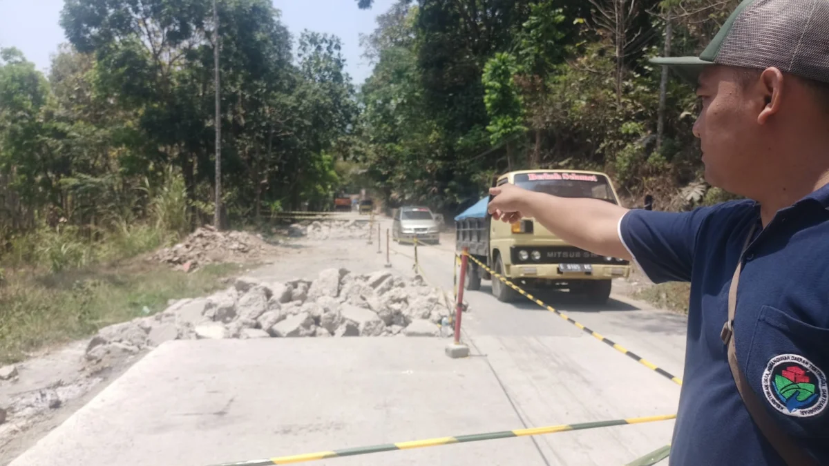 GERAM: Aparat Desa Cibeureuyeuh Dasep Hermawan menunjukkan material tugu sisa pembongkaran di Desa Cibeureuyeuh-Narimbang, baru-baru ini
