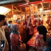 PANTAU: UPTD Pasar Tanjungsari, Mohamad Nasir, saat mengunjungi pedagang di Pasar Tanjungsari, baru-baru ini