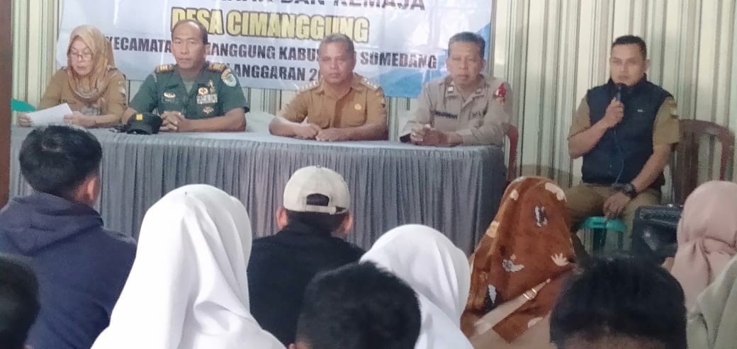 ANTUSIAS: Forkopimcam Cimanggung saat menghadiri acara penyuluhan mengenai bahaya narkoba di balai Desa Cimanggung, baru-baru ini.