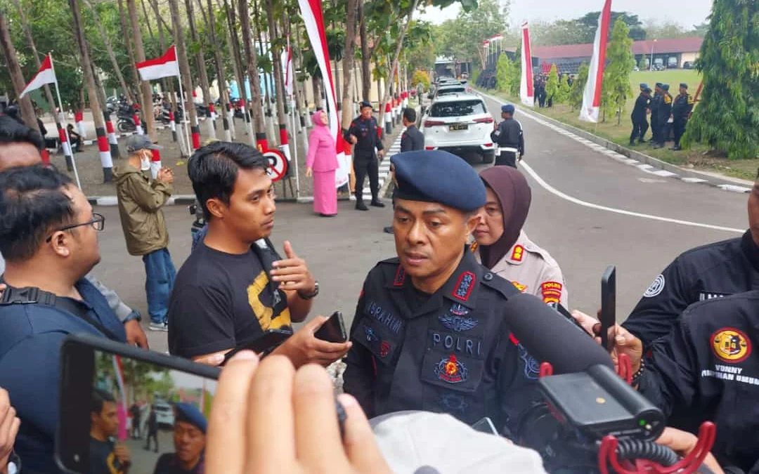BERI KETERANGAN: Kepala Bidang Hubungan Masyarakat Kepolisian Daerah Jawa Barat, Kombes Ibrahim Tompo, memaparkan soal pembunuhan di Subang, saat menghadiri Ultah Brimob Polda Jabar di Jatinangor, baru-baru ini.
