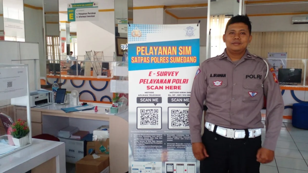 SIAP: Staf Pelayanan SIM di Gedung MPP Sumedang Aipda Ade Irawan SE., seusai memaparkan pelayanan perpanjangan SIM bagi masyarakat di gedung MPP, baru-baru ini.