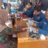 PERIKSA: Petugas UPTD Puskesmas Tanjungsari saat melakukan pengecekan kesehatan waega pedagang di Pasar Tanjungsari baru-baru ini.