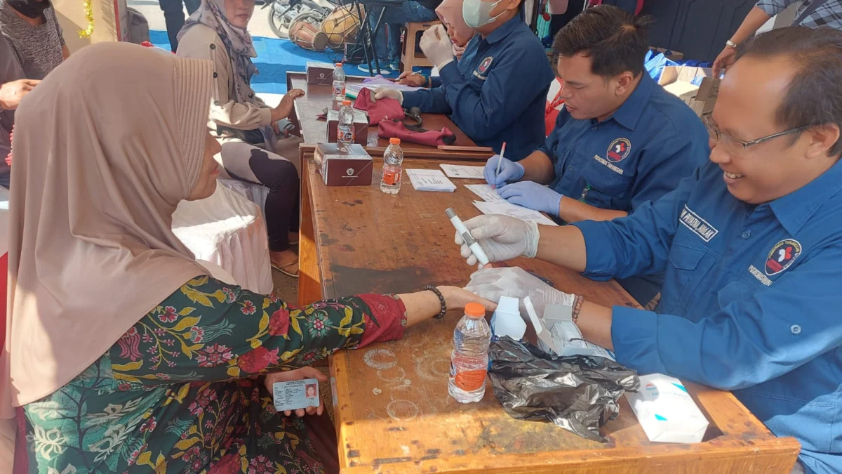 PERIKSA: Petugas UPTD Puskesmas Tanjungsari saat melakukan pengecekan kesehatan waega pedagang di Pasar Tanjungsari baru-baru ini.