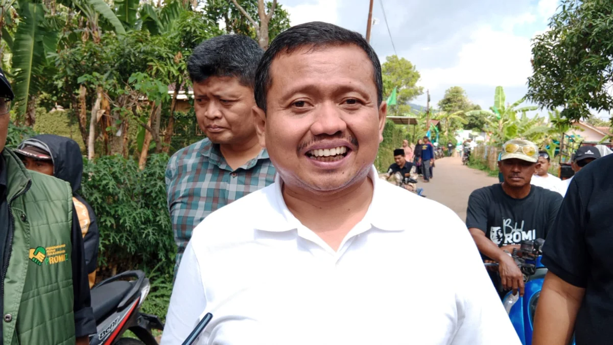 KUNJUNGAN: Bupati Kabupaten Sumedang, Dony Ahmad Munir saat berkunjung ke Desa Pasirnanjung Kecamatan Cimanggung, baru-baru ini.
