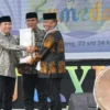 ANTUSIAS: Pj Bupati Sumedang Herman Suryatman saat membuka Musabaqah Tilawatil Quran MTQ ke- 48 tingkat Kabupaten Sumedang di lapang pusat pemerintah Sumedang (PPS), kemarin.