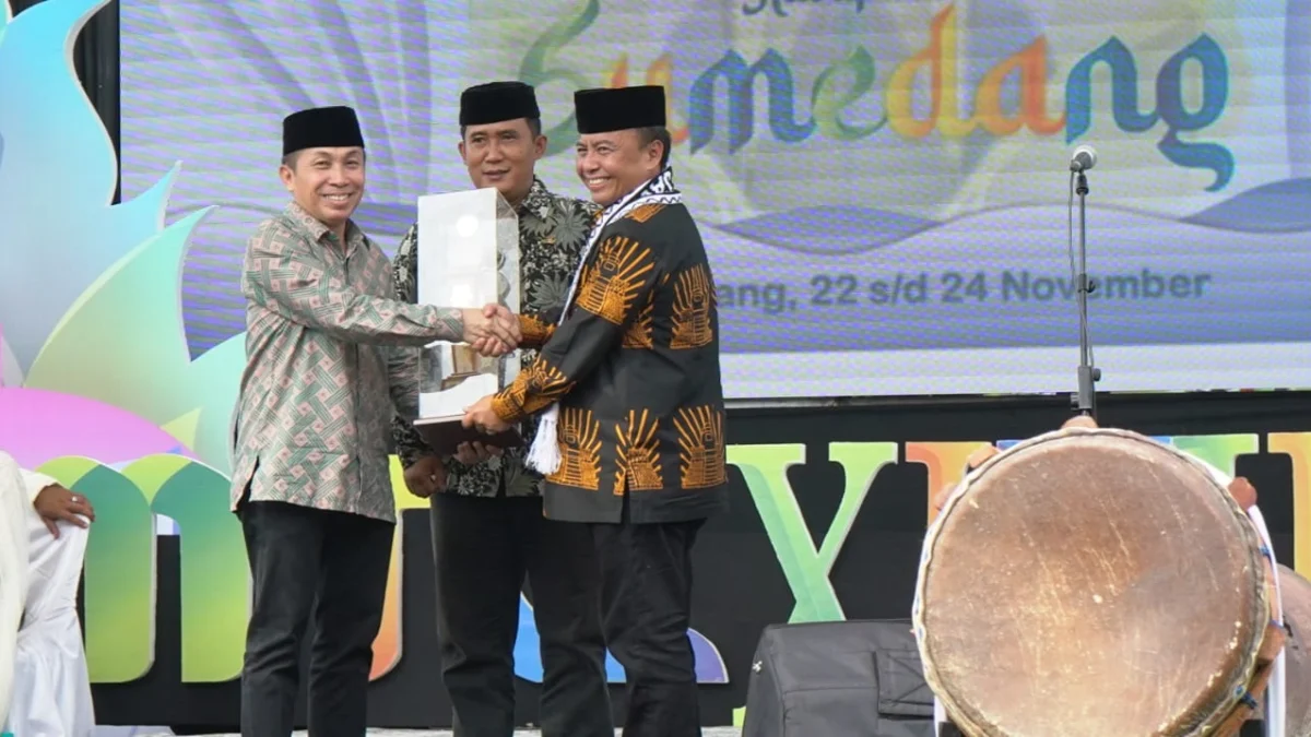 ANTUSIAS: Pj Bupati Sumedang Herman Suryatman saat membuka Musabaqah Tilawatil Quran MTQ ke- 48 tingkat Kabupaten Sumedang di lapang pusat pemerintah Sumedang (PPS), kemarin.