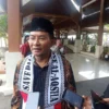 WAWANCARA: Mantan Wakil Bupati Sumedang H Erwan Setiawan saat diwawancara awak media, terkait surat perintah yang diterimanya, kemarin