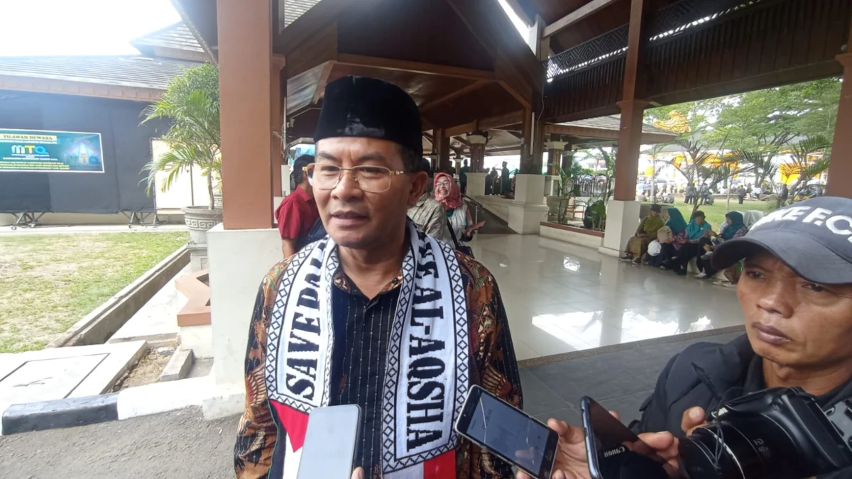 WAWANCARA: Mantan Wakil Bupati Sumedang H Erwan Setiawan saat diwawancara awak media, terkait surat perintah yang diterimanya, kemarin