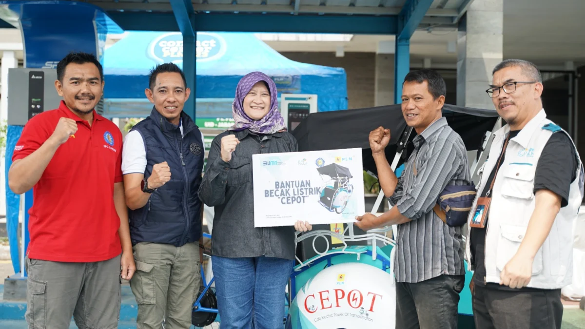APRESIASI: Becak listrik yang diserahkan langsung oleh General Manager Unit Induk Distribusi Jawa Barat Susiana Mutia didampingi Manager PLN UP3 Sumedang Eko Hadi Pranoto, baru-baru ini.