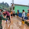 BEJIBAKU: Perugas tengah membersihkan jalan akibat tanah longsor di Dusun Bojong Kondang Desa Cihanjuang, Kecamatan Cimanggung, Kabupaten Sumedang, baru-baru ini.