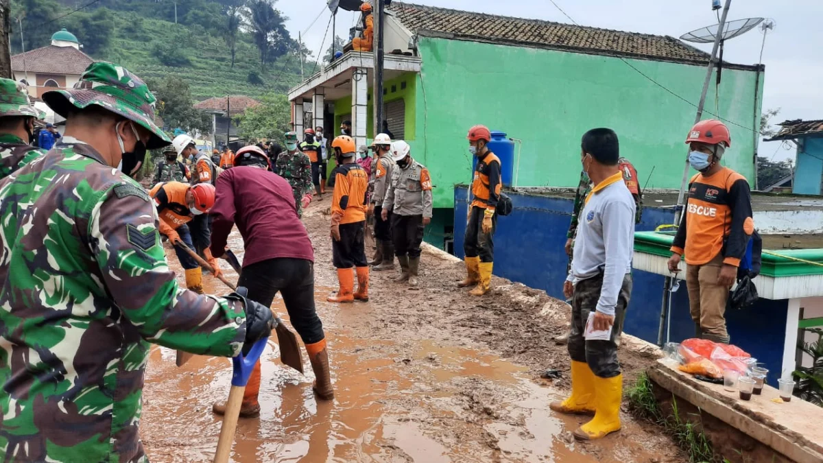 BEJIBAKU: Perugas tengah membersihkan jalan akibat tanah longsor di Dusun Bojong Kondang Desa Cihanjuang, Kecamatan Cimanggung, Kabupaten Sumedang, baru-baru ini.