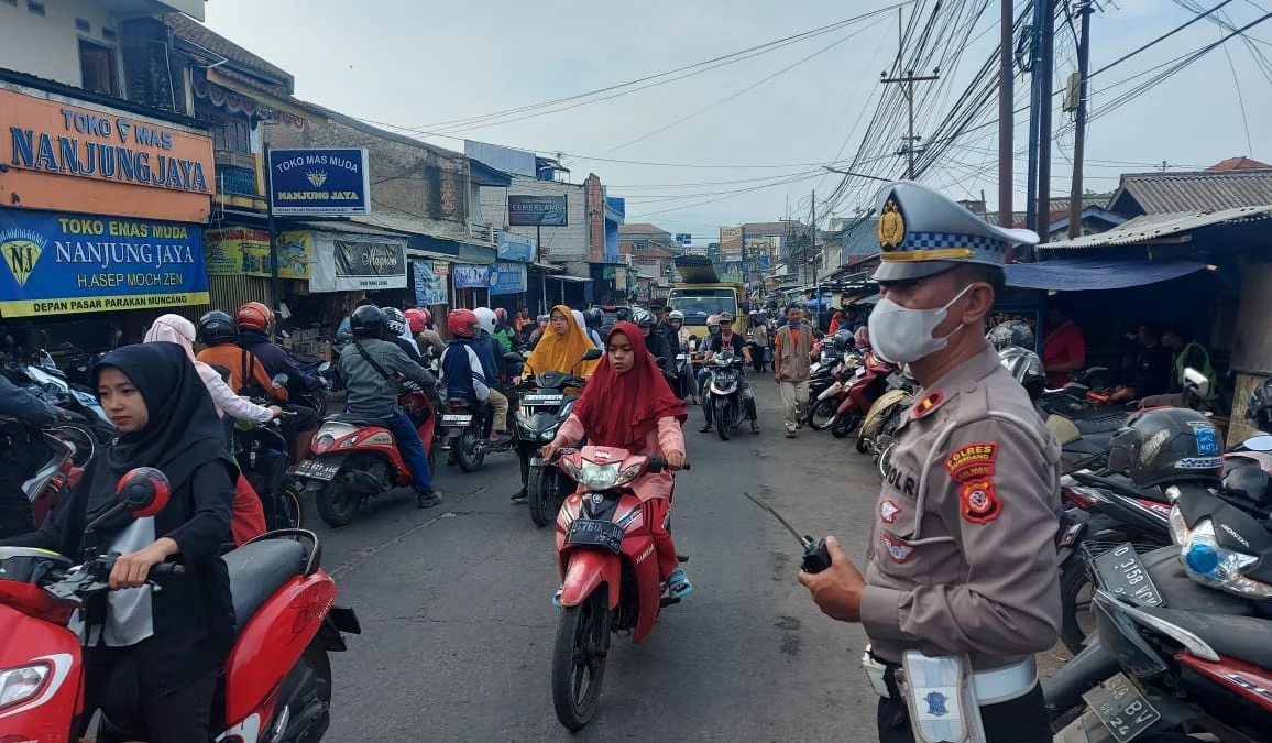 LALULALANG: Unit Lalulintas Polsek Cimanggung menggelar operasi penertiban terhadap pelanggaran parkir sembarangan dan pedagang kaki lima (PKL) di sekitar Pasar Parakanmuncang, baru-baru ini.