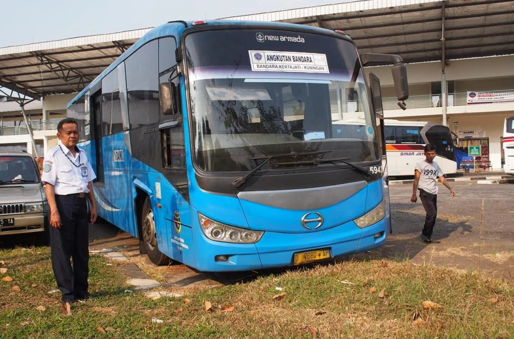 Bus Damri jurusan Kuningan – Bandara Kertajati ini siap sedia setiap saat di Terminal Kuningan.