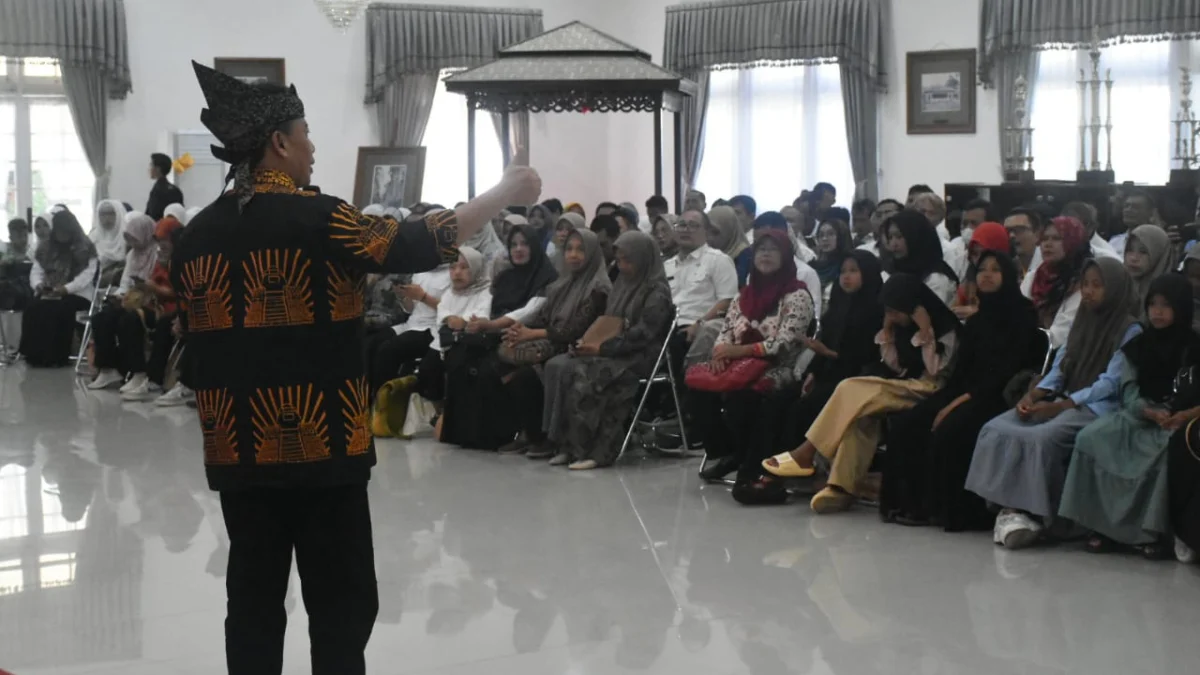 ANTUSIAS: Pj. Bupati Sumedang Herman Suryatman menjadi pembicara pada acara seminar pendidikan berbasis kasih sayang bagi guru-guru di Kabupaten Sumedang dengan tema "Mengenang Sosok Guru Qolbu Ibu Een Sukaesih" di Gedung Negara, baru-baru ini.