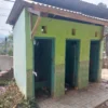 KUMUH: Kondisi salah satu fasilitas toilet di SDN Pasirnanjung Kecamatan Cimanggung Sumedang, baru-baru ini.