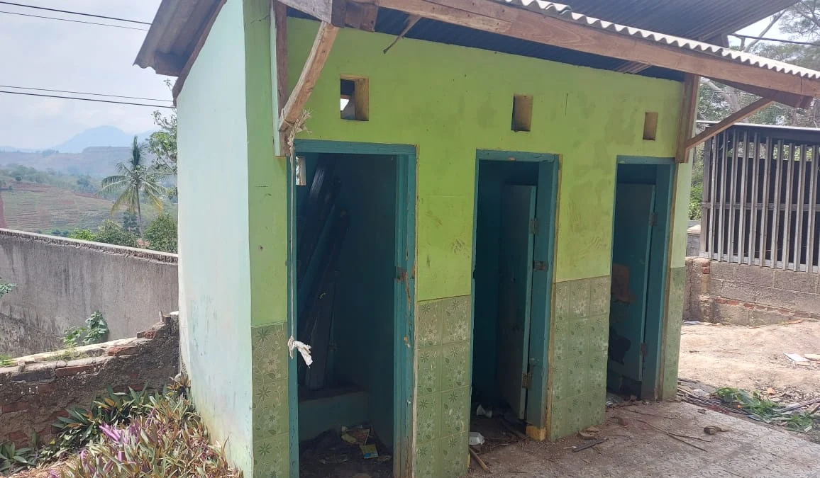 KUMUH: Kondisi salah satu fasilitas toilet di SDN Pasirnanjung Kecamatan Cimanggung Sumedang, baru-baru ini.