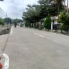 MULUS: Pemotor tengah melintasi Jalan Legok Conggeang yang mulus, menyebabkan mobilitas warga meningkat di jalur tersebut, baru-baru ini.