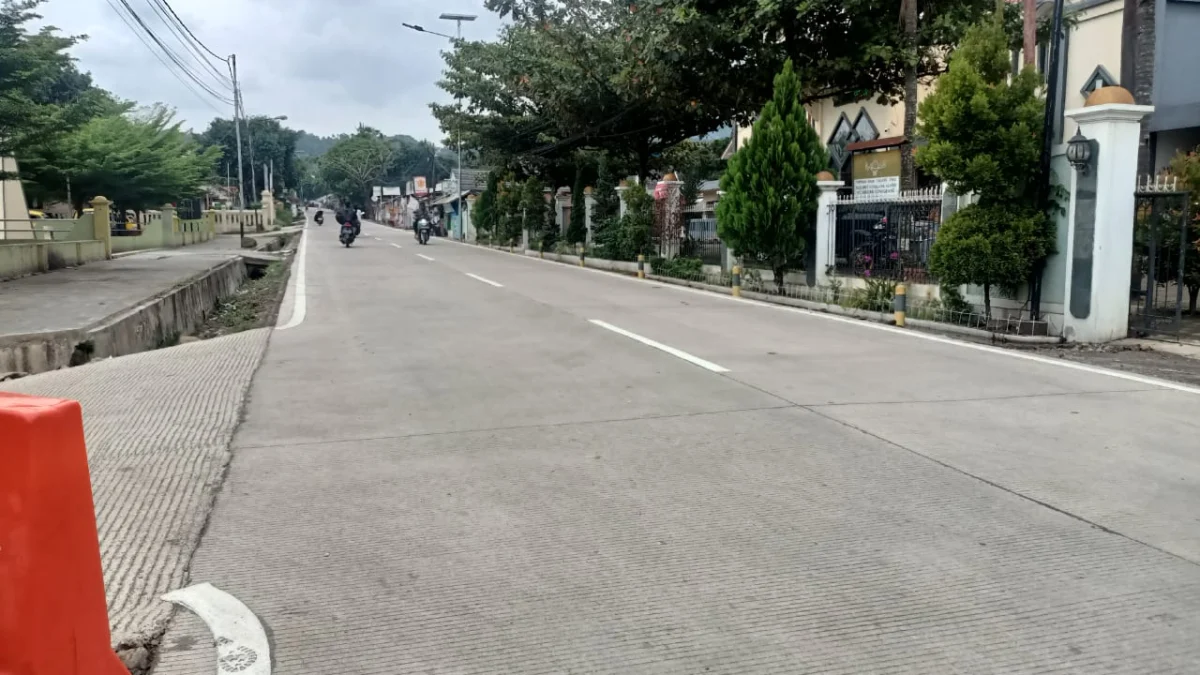 MULUS: Pemotor tengah melintasi Jalan Legok Conggeang yang mulus, menyebabkan mobilitas warga meningkat di jalur tersebut, baru-baru ini.