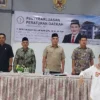 TANGGAPI: Anggota DPRD Provinsi Jawa, H. Heri Ukasah Sulaeman saat silaturahmi dengan warga di aula Desa Sindangpakuon Kecamatan Cimanggung, baru-baru ini.
