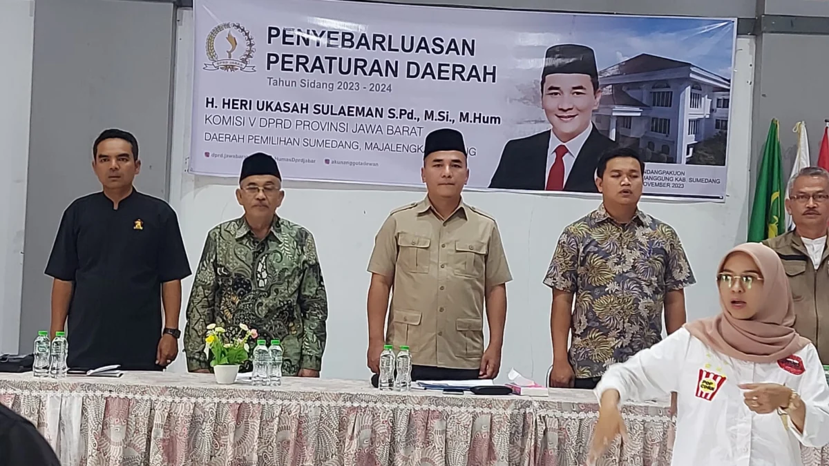 TANGGAPI: Anggota DPRD Provinsi Jawa, H. Heri Ukasah Sulaeman saat silaturahmi dengan warga di aula Desa Sindangpakuon Kecamatan Cimanggung, baru-baru ini.