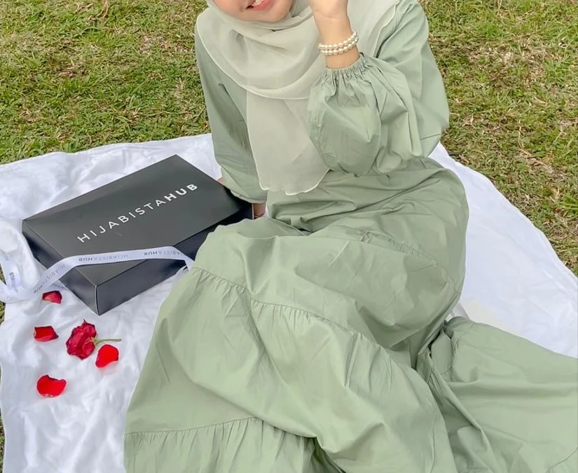 Gamis Warna Sage Cocok dengan Jilbab Warna Apa
