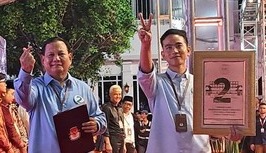 Usai Dapat Nomor Urut Pilpres, Prabowo Acungkan Jari Bentuk Saranghyeo Ala Korea