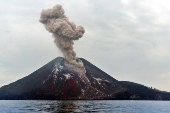 Gunung Anak Krakatau Erupsi Kembali