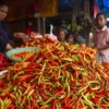 Jelang Nataru, Harga Cabai di Pasar Kosambi Bandung Tembus 120 Ribu per Kilo