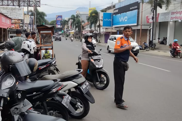 Juru Parkir Di Sumedang Diberikan Pengarahan dan Dibekali SK Oleh Dishub