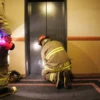 Sembilan Orang Terjebak di Lift Klinik Kecantikan Peristiwa Mengejutkan yang Berakhir Selamat