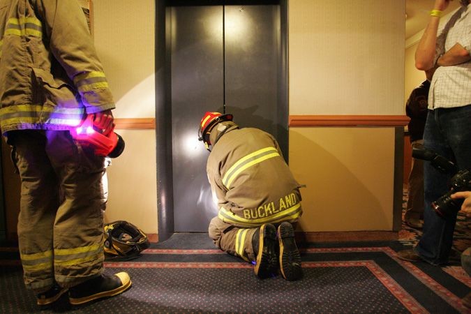 Sembilan Orang Terjebak di Lift Klinik Kecantikan Peristiwa Mengejutkan yang Berakhir Selamat