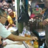 Datangi Pasar Tanjungsari, Mendag Zulkifli Hasan Borong Beras Lalu Dibagikan kepada Masyarakat