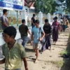 Pengungsi Rohingya Luntang-lantung di Kantor Gubernur Aceh Usai Ditolak Warga Setempat