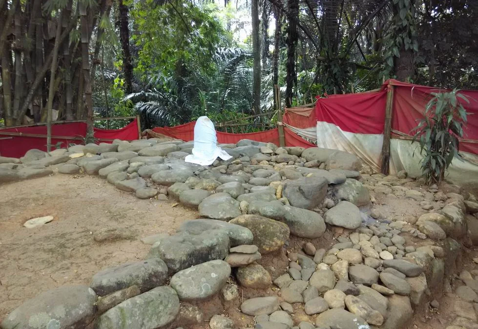 Makam Prabu Tadjimalela Gunung Lingga Sumedang, Pendiri Kerajaan ...