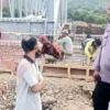 Penasaran! Bhabinkamtibmas Mengungkap Rencana Hebat di Proyek Jembatan Desa Kadu Sumedang