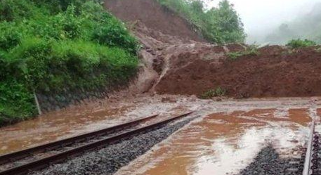 Bencana Tanah Longsor Lumpuhkan Jalur KA Cirebon-Purwokerto, PT KAI Alihkan Rute Alternatif