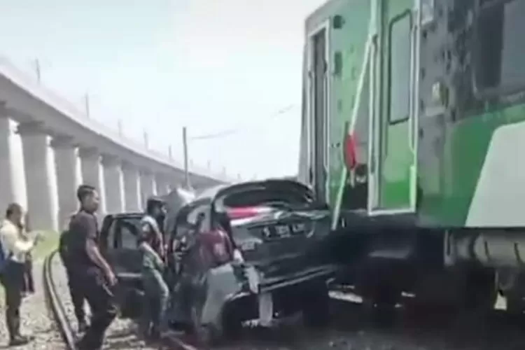 Kecelakaan Maut KA Feeder Whoosh Menabrak Mobil di Bandung