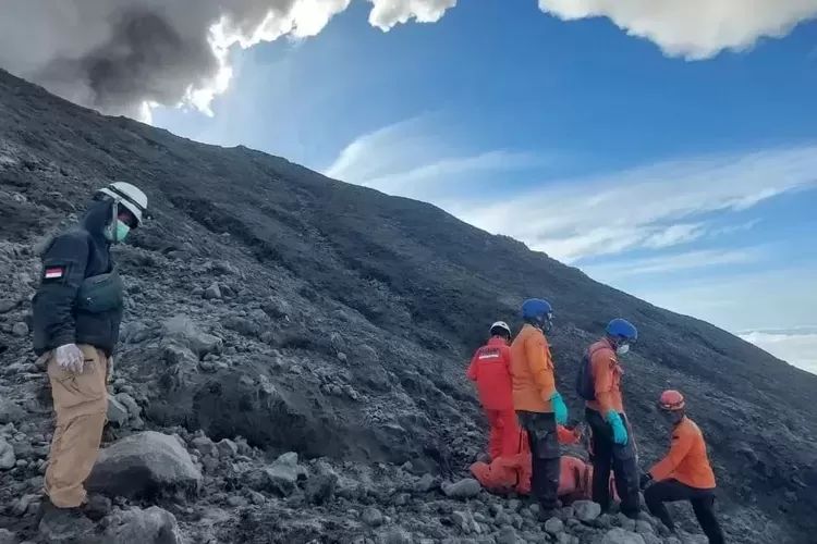 Evakuasi Satu Korban Erupsi Gunung Marapi Dilakukan Pada Hari Ini