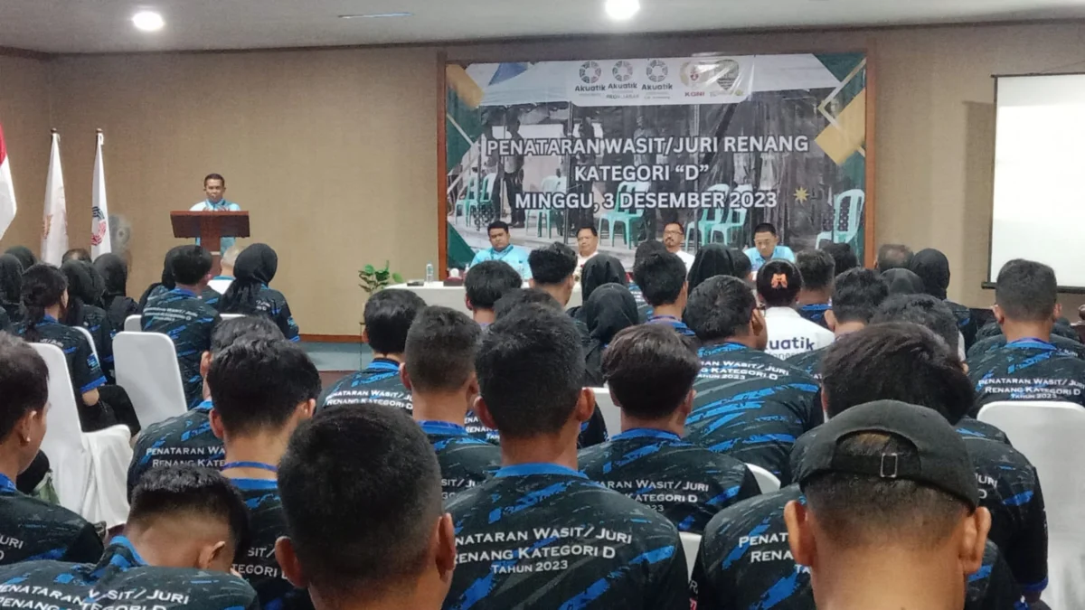 ISTIMEWA KHUSUK: Para peserta kegiatan Penataran Wasit atau Juri khusuk mendengarkan pemateri di Hotel Hanjuang Hegar, kemarin.