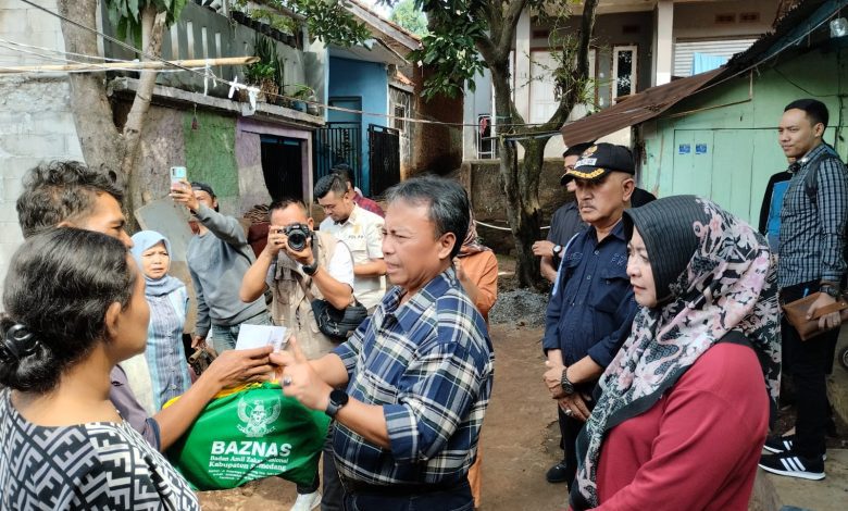 KUNJUNGI: Pj Bupati Sumedang, Herman Suryatman, turun langsung meninjau dampak longsor yang merusak rumah Iyus Suhendar (47) di Dusun Pasir Luhur, Desa Cipacing, Kecamatan Jatinangor, baru-baru ini.