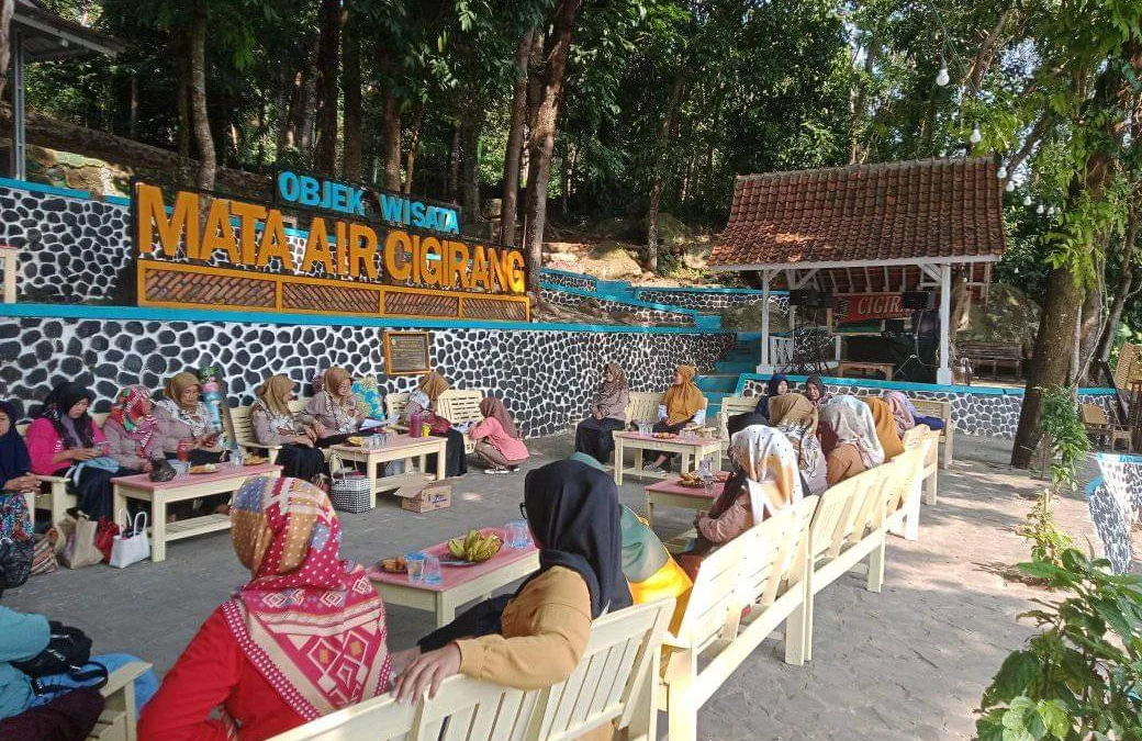 NIKMATI: Para pengunjung saat menikmati keindahan wisata Mata Air Cigirang yang tengah melonjak drastis belum lama ini.