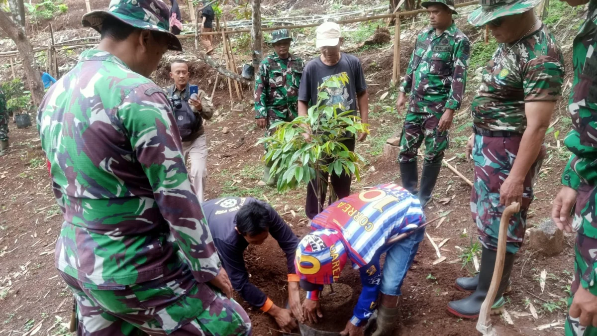 ANTUSIAS: Jajaran Kodim 0610/Sumedang saat melakukan penghijauan dengan menanam ribuan pohon, dalam upaya mencegah longsor dan banjir di Cirangkong, Sumedang Selatan, kemarin.