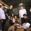 PERIKSA: Ketua KPU Sumedang, Ogi Ahmad Fauzi saat menerima distribusi logistik pemilu, berupa surat suara untuk pemilihan Legislatif dan Presiden 2024, di Gudang KPU, kemarin.