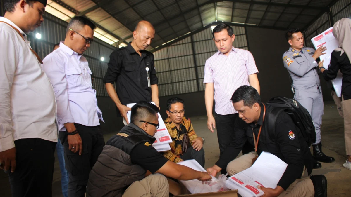 PERIKSA: Ketua KPU Sumedang, Ogi Ahmad Fauzi saat menerima distribusi logistik pemilu, berupa surat suara untuk pemilihan Legislatif dan Presiden 2024, di Gudang KPU, kemarin.