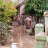 BERLUMPUR: Banjir yang terjadi di Dusun Leuwi Awi Desa Ujungjaya setahun lalu sempat menggenangi rumah warga.