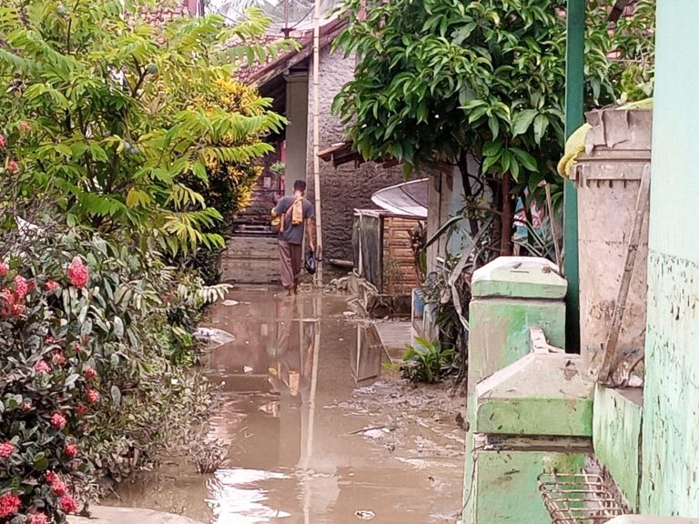 BERLUMPUR: Banjir yang terjadi di Dusun Leuwi Awi Desa Ujungjaya setahun lalu sempat menggenangi rumah warga.