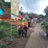 SIAP: Warga tengah menyiapakan acara Pasang Sungkur di Desa Sindulang, Kecamatan Cimanggung, baru-baru ini.